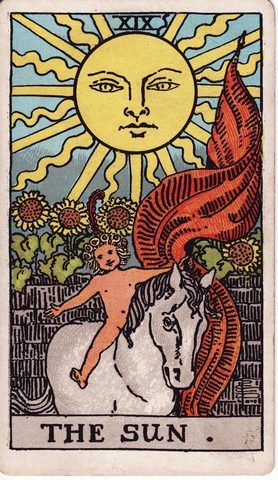 Солнце, старший аркан XIX из колоды Rider–Waite–Smith: ребёнок на белом коне и подсолнухи